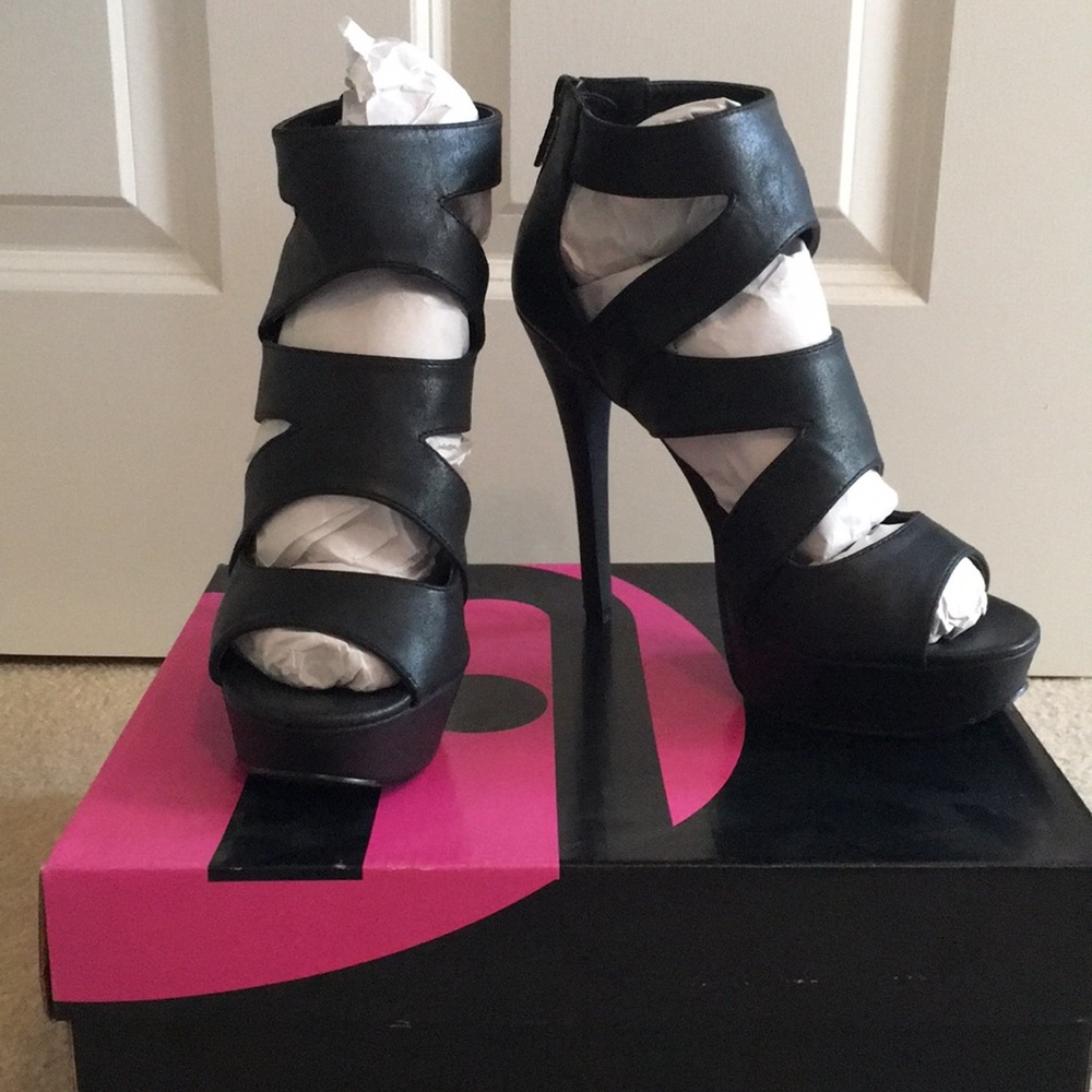 Michael Antonio Black strappy pumps